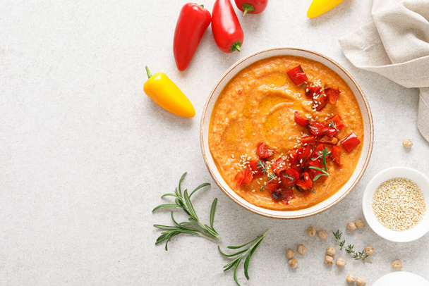 Hummus. Chickpea sauce with baked paprika. Top view. - Foto, Bild
