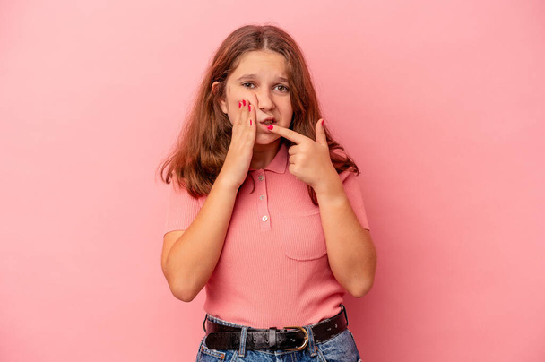 Little caucasian girl isolated on pink background having a strong teeth pain, molar ache. - Valokuva, kuva