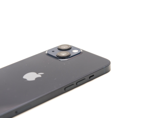 COPPELL, TX, EUA-JAN 4, 2022: Vista lateral mostrando sistema avançado de câmera dupla no Apple iPhone 13 em nova cor da meia-noite isolada em fundo branco - Foto, Imagem