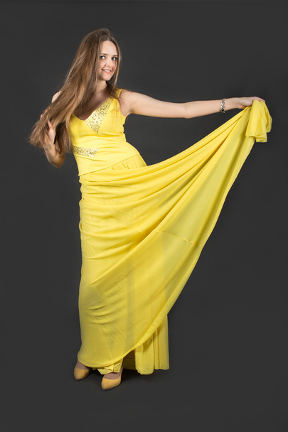 girl in a yellow dress - Foto, imagen