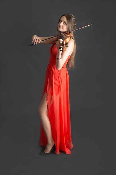 violinist in red dress - Foto, Bild