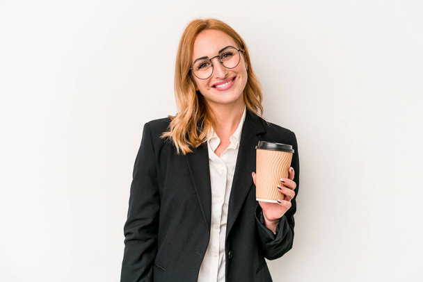 Молода ділова біла жінка тримає каву ізольовано на білому тлі щаслива, усміхнена та весела
. - Фото, зображення