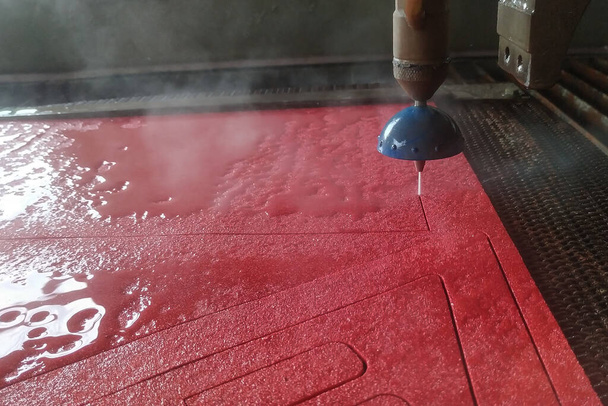 La máquina de corte por chorro de agua CNC es una tecnología industrial moderna para cortar cualquier material - Foto, imagen