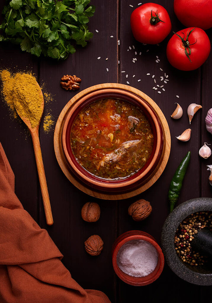 Харчо суп, традиційна грузинська страва, вид зверху, без людей, селективний фокус, сільський стиль, Фотографія високої якості - Фото, зображення