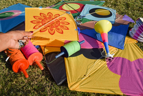 Sankranti uçurtması patang açık havada uçuyor. Uçurtma festivali sırasında renkli uçurtmalar. Makar, festival kutlamalarını batırdı. Uçurtmalar yerde - Fotoğraf, Görsel