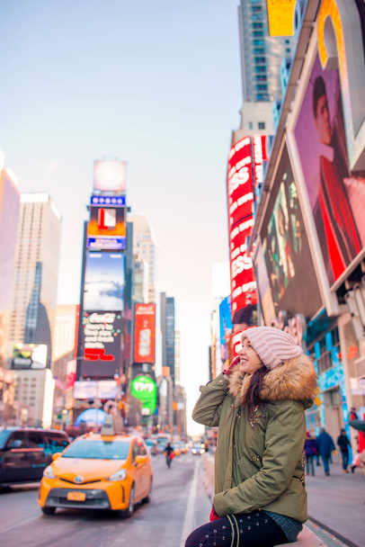 タイムズ・スクエアのニューヨーク市の女性。マンハッタンの美しい若い幸せな笑顔の女の子,ニューヨーク,アメリカ. - 写真・画像