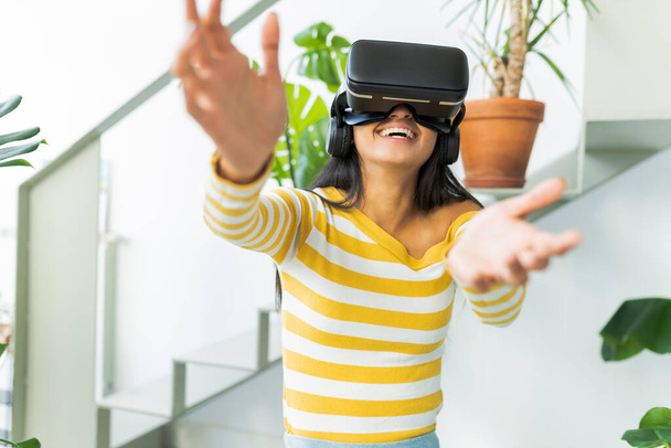 Indiase vrouw veel plezier met virtual reality bril - Foto, afbeelding