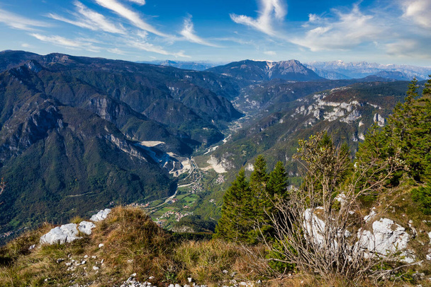 панорамний вид на долину Вальдастіко на півночі Італії з військового форту Камполонго, на плато Азіаго. - Фото, зображення