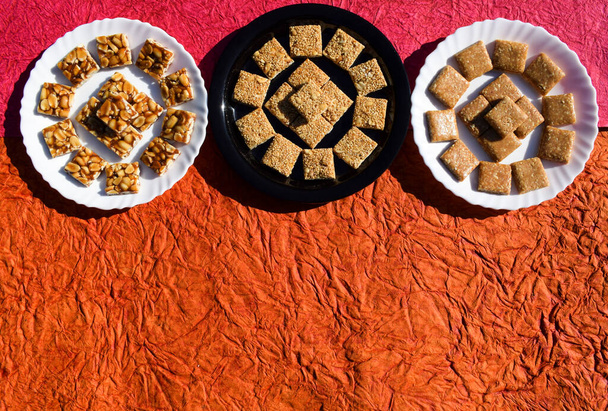 Chutné indické sankranti festival speciální sladkosti Chiiki. Tři druhy kuřecích arašídů jako arašídy, Rajgira nebo Amaranth a drcené arašídové tyčinky - Fotografie, Obrázek