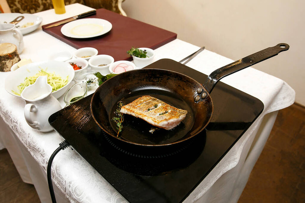 φιλέτο ψαριού ζάντερ τηγανισμένο στο τηγάνι - Φωτογραφία, εικόνα