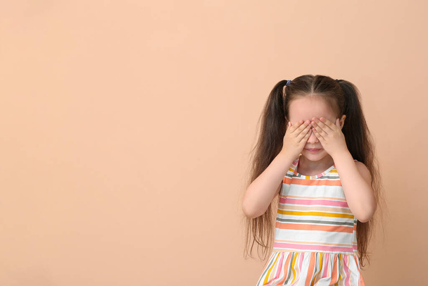 Crying little girl on beige background - 写真・画像