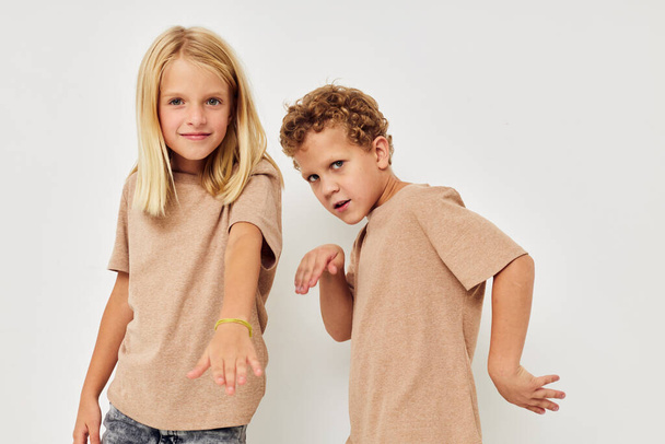 Фотография двух детей жестикулировать руками вместе детство неизменным - Фото, изображение