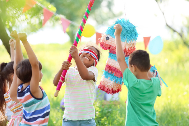 Lindos niños en la fiesta de cumpleaños de piñata - Foto, Imagen