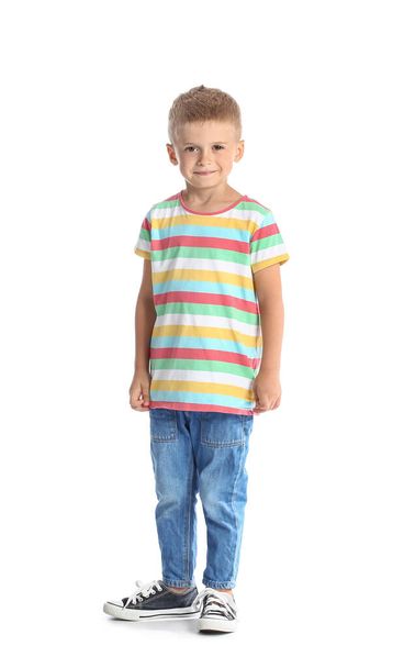 Симпатичный маленький мальчик в полосатой футболке на белом фоне - Фото, изображение