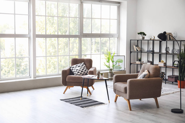 Belső tér világos nappali kényelmes fotelekkel - Fotó, kép