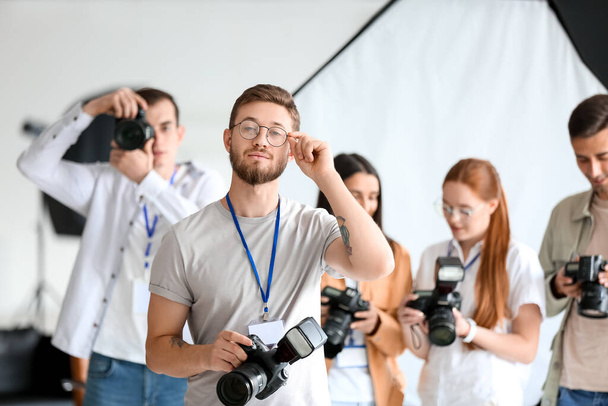 Фотограф-мужчина во время занятий в студии - Фото, изображение
