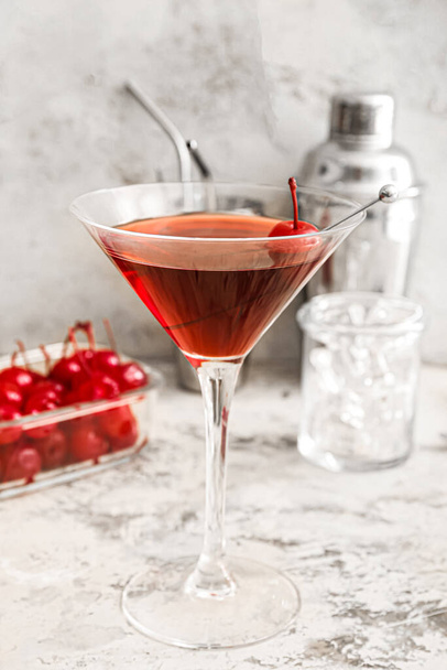 Glas smakelijke Manhattan cocktail op lichte achtergrond - Foto, afbeelding