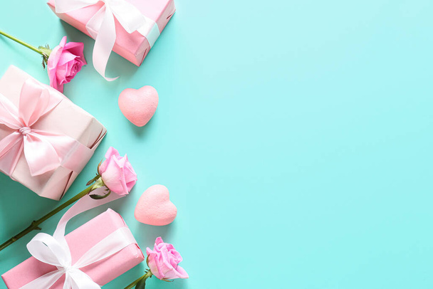 Geschenkschachteln, Rosenblumen und Herzen auf farbigem Hintergrund. Valentinstag-Feier - Foto, Bild
