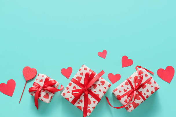 Piękne prezenty na Walentynki i papierowe serca na tle koloru - Zdjęcie, obraz