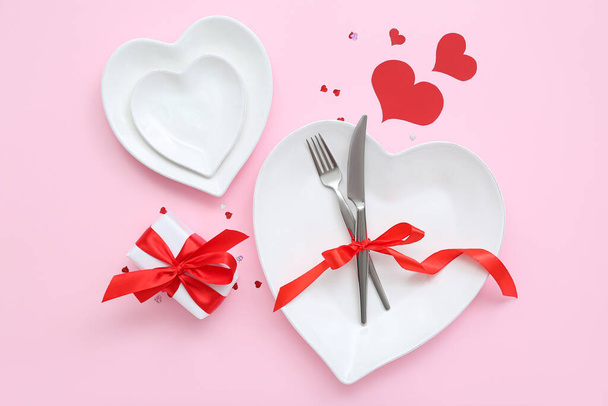 Beautiful table setting for Valentine's Day on pink background - Foto, imagen