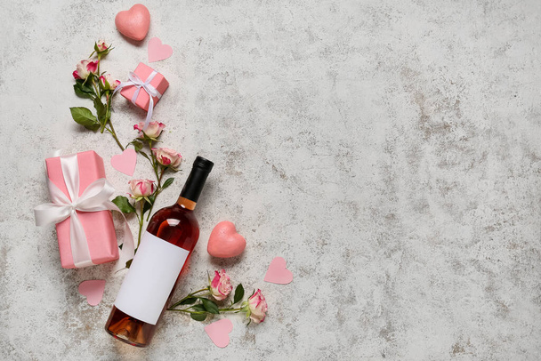 Hafif arkaplanda Sevgililer Günü için şarap, gül ve hediyeli kompozisyon - Fotoğraf, Görsel