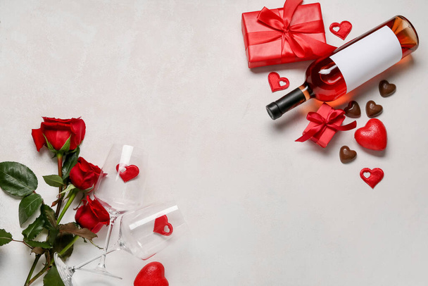 Composição com garrafa de vinho e rosas para o Dia dos Namorados no fundo claro - Foto, Imagem