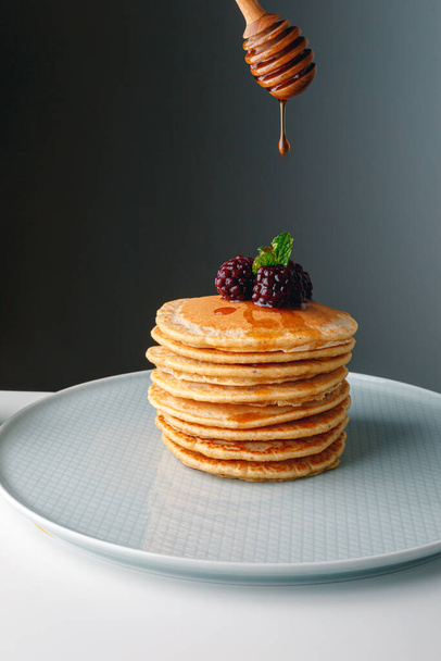 American pancakes with fresh blueberry, raspberry and honey. Healthy morning breakfast. Homemade American pancakes with Blackberries and golden honey. Healthy morning breakfast. - Zdjęcie, obraz