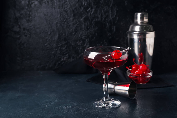 Glass of tasty Manhattan cocktail on black background - Foto, immagini