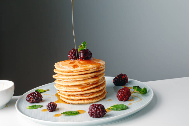 American pancakes with fresh blueberry, raspberry and honey. Healthy morning breakfast. Homemade American pancakes with Blackberries and golden honey. Healthy morning breakfast. - Foto, Imagem