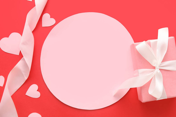 Boş kartlı kompozisyon, hediye kutusu ve kırmızı arka planda kağıt kalpler, yakın plan. Sevgililer Günü kutlaması - Fotoğraf, Görsel