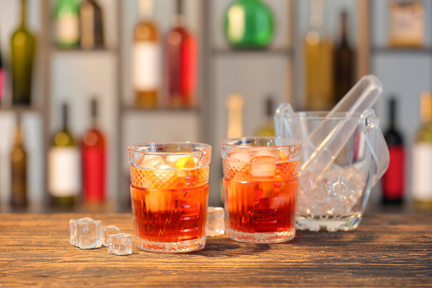 Gläser leckerer Negroni-Cocktail auf dem Tisch in der Bar - Foto, Bild