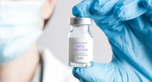 HPVワクチン。ワクチン接種,予防接種,ヒトパピローマウイルスの特定のタイプによる感染を防ぐ治療.ヘルスケアと医療の概念. - 写真・画像