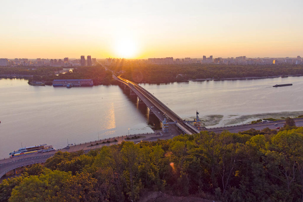 Kijów widok z lotu ptaka z mostu metra i rzeki Dniepru, Ukraina - Zdjęcie, obraz