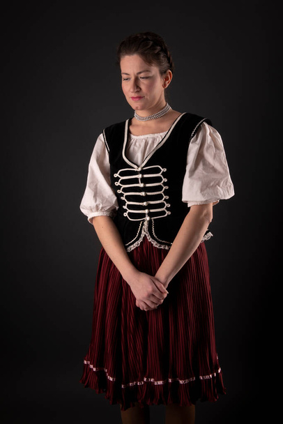 Молода красива словачка в традиційному одязі. - Фото, зображення