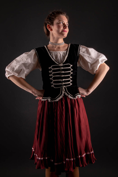 Joven mujer eslovaca hermosa en traje tradicional. Folclore eslovaco - Foto, imagen
