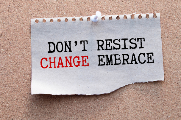 Написание текста Don T Resist Change Embrace It. Бизнес-концепция для Быть открытым для изменений Попробуйте новые вещи положительные цветной буфер обмена чистый лист бумаги старый ретро деревянный винтажный фон. - Фото, изображение