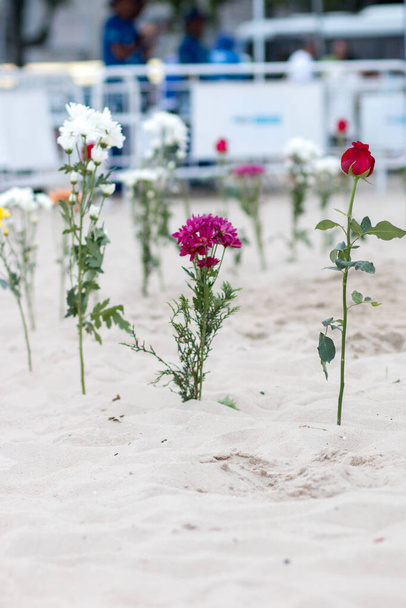 bloemen ter ere van iemanja, op het zand van Copacabana strand in Rio de Janeiro. - Foto, afbeelding