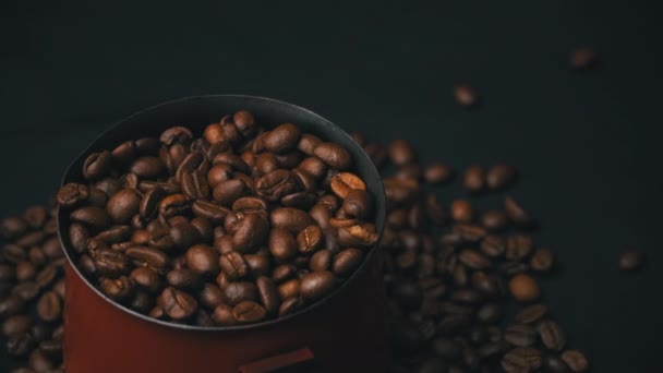 I chicchi di caffè in una Cezve ruotano lentamente - Filmati, video