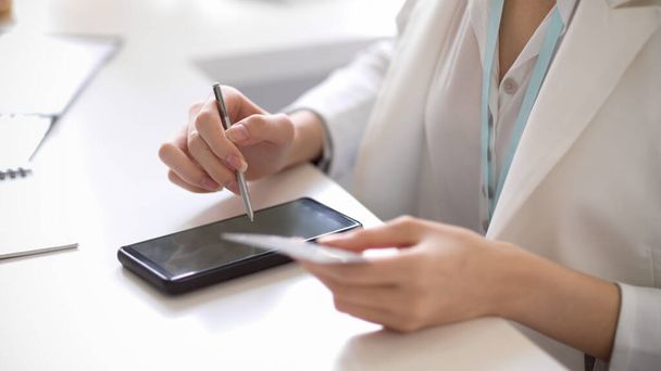 Kredi kartını mobil ödeme başvurusuna bağlayan başarılı bir iş kadınının yakın plan görüntüsü. çevrimiçi ödeme kavramı - Fotoğraf, Görsel