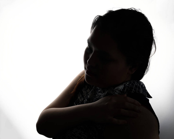 Silhouette σκούρα μαύρα πορτρέτα της νεαρής νοτιοανατολικής Ασίας γυναίκα σε λευκό φόντο ρομαντική αγάπη φροντίδα φίλους συγκίνηση έκφραση σκέψεις - Φωτογραφία, εικόνα