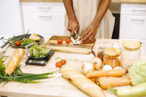 Man hands chopping food ingredients - Foto, afbeelding