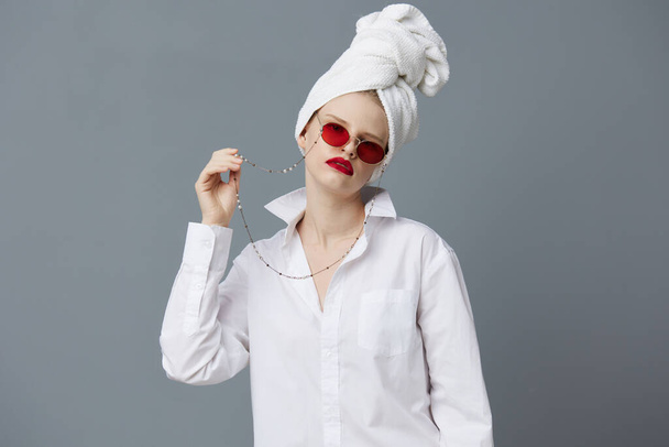 женщина с полотенцем на голове в белой рубашке изолированный фон - Фото, изображение