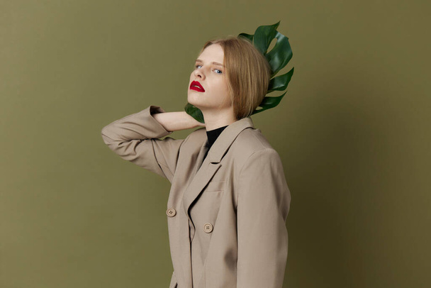 модная женщина в пальто красные губы моды пальмовый лист изолированный фон - Фото, изображение