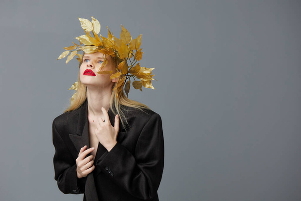 mujer glamorosa hojas de oro corona negro chaqueta labios rojos fondo aislado - Foto, imagen