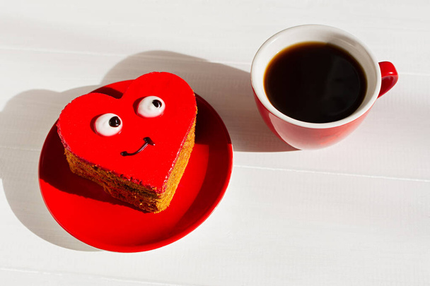 Piros szívű torták egy tányéron. Fogalmi szeretet. Édes torták mosolygós arccal. Valentin-napi esküvő kinyilatkoztatás a szerelem, mint egy ajándék. Romantikus édesség. Tervezési megoldás a szerelmesek számára - Fotó, kép