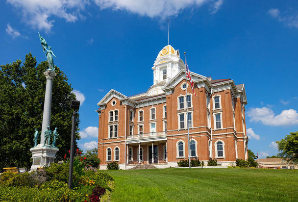 Mount Vernon, Indiana, USA - August 24, 2021: The Posey County Courthouse and it is war Memorial - Fotografie, Obrázek