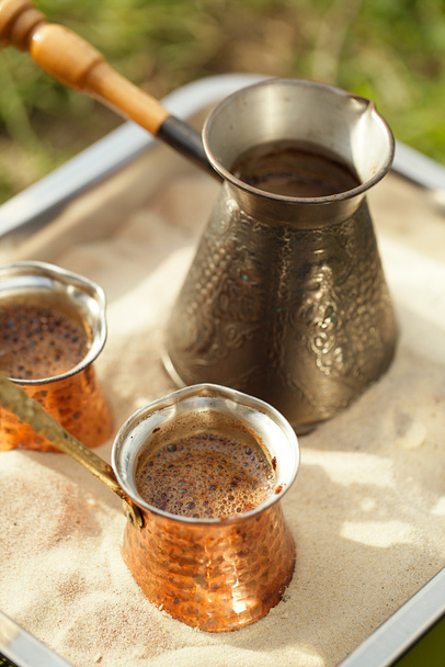 Préparation de café en pot de cuivre
 - Photo, image