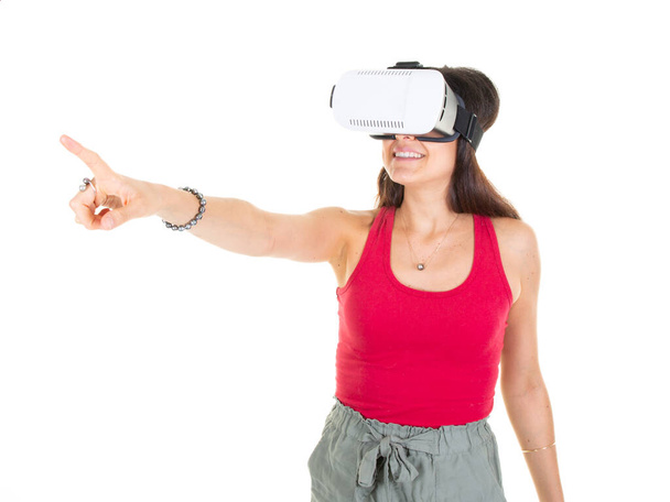 metaverse vr mujer con gafas de realidad virtual auriculares apuntando dedo en el aire sobre fondo blanco aislado - Foto, Imagen