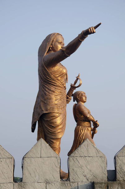 Металеві ідоли Джіджабай і Бал Шіваджі біля входу Шива Срушті, тематичного парку, розташованого в Жуннарі, поблизу Пуне, Махараштра, Індія. - Фото, зображення