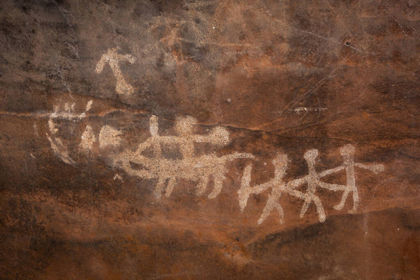 Schroniska Bhimbetka Rock, Raisen, Madhya Pradesh, Indie. Schroniska wpisane na Listę Światowego Dziedzictwa UNESCO w 2003 roku zawierają starożytną sztukę skalną od górnego paleolitu do średniowiecza.. - Zdjęcie, obraz